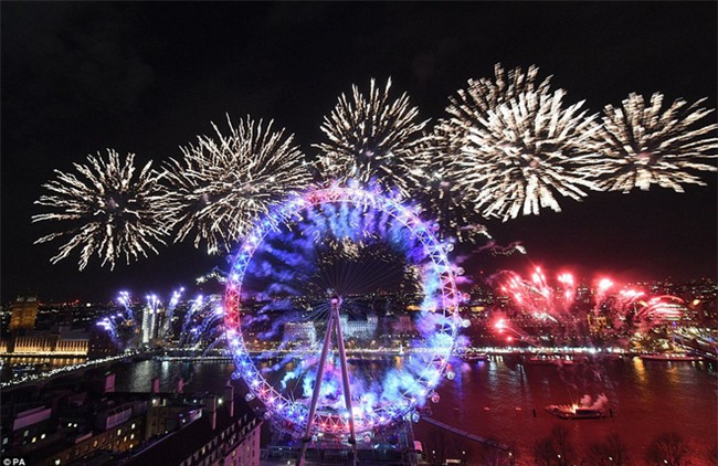 Đại tiệc pháo hoa rực rỡ kéo dài 12 phút bên sông Thames - Ảnh 1.