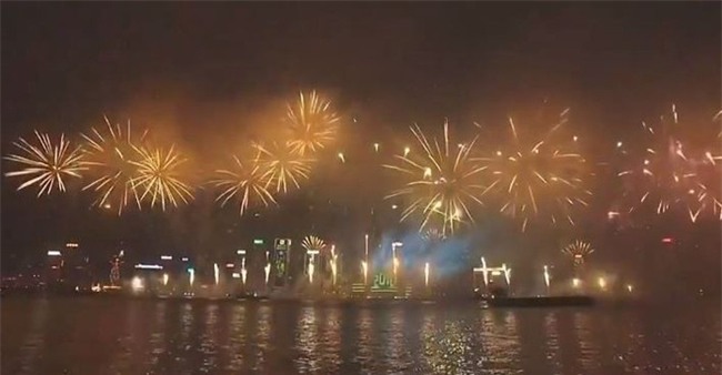 Pháo hoa rực rỡ đón năm mới 2018 trên vịnh ở Hồng Kông - Ảnh 3.