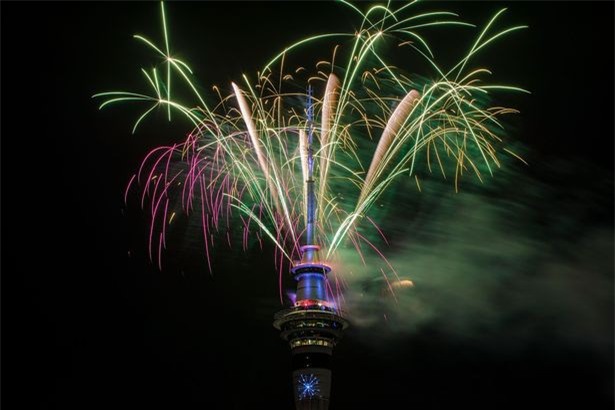 New Zealand chào mừng năm 2018 bằng pháo hoa từ Sky Tower nổi tiếng - Ảnh 2.