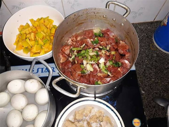 Thực đơn ăn một ngày quá sang chảnh của chó Alaska khiến dân mạng tranh cãi! - Ảnh 1.