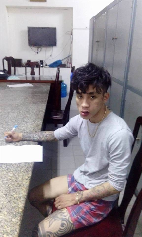 Clip bức xúc: Bị yêu cầu dừng xe, thanh niên xăm trổ hung hăng cầm dao xông vào CSGT để bạn gái lái xe bỏ chạy - Ảnh 4.