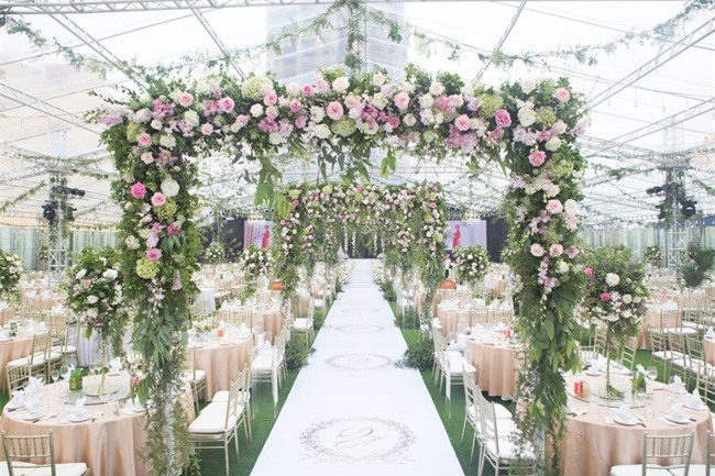 5 đám cưới nức tiếng vì độ xa hoa trong năm 2017: dựng rạp mấy ngàn mét vuông, trang trí 6-7 tỷ đồng - Ảnh 2.