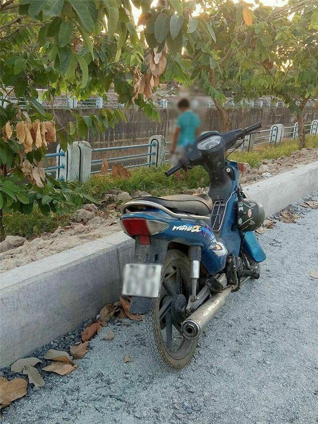 TP. HCM: Nghi vấn nam thanh niên dựng xe máy bên lề đường rồi treo cổ lên cây xanh tự tử - Ảnh 1.