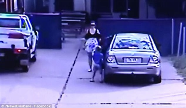 Chỉ khuất mắt khoảng 30 giây, người mẹ suýt nữa đã bị gã đàn ông bắt cóc mất con gái - Ảnh 1.