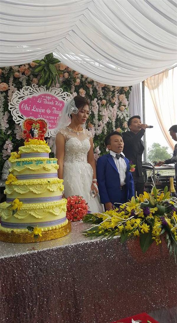 dam cuoi cua co dau cao 1m65, xinh nhu hotgirl va chu re cao 80cm khien ai cung ngo ngang - 1