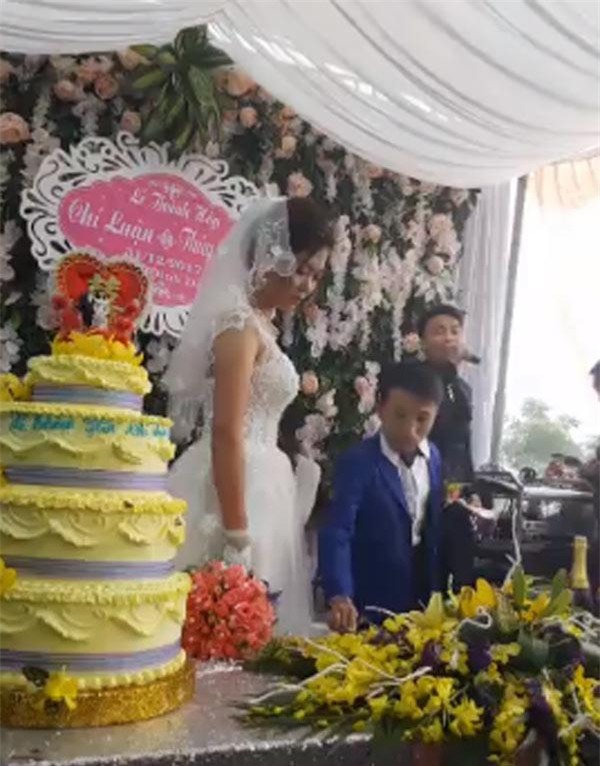 dam cuoi cua co dau cao 1m65, xinh nhu hotgirl va chu re cao 80cm khien ai cung ngo ngang - 2