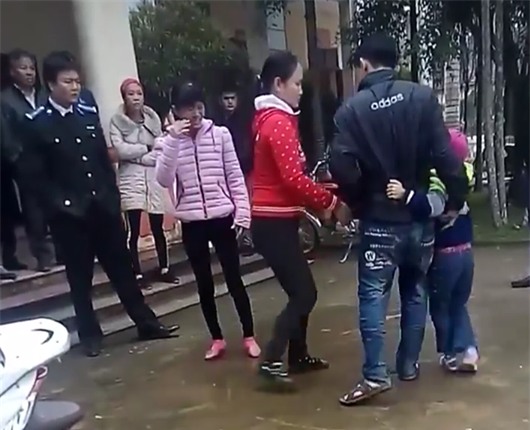 Ở với bố từ nhỏ, bé gái khóc thét khi mẹ quay về đón sau 6 năm bỏ đi - Ảnh 1.