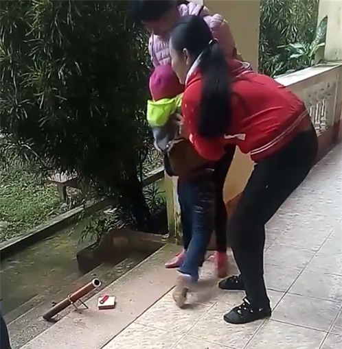 Ở với bố từ nhỏ, bé gái khóc thét khi mẹ quay về đón sau 6 năm bỏ đi - Ảnh 2.