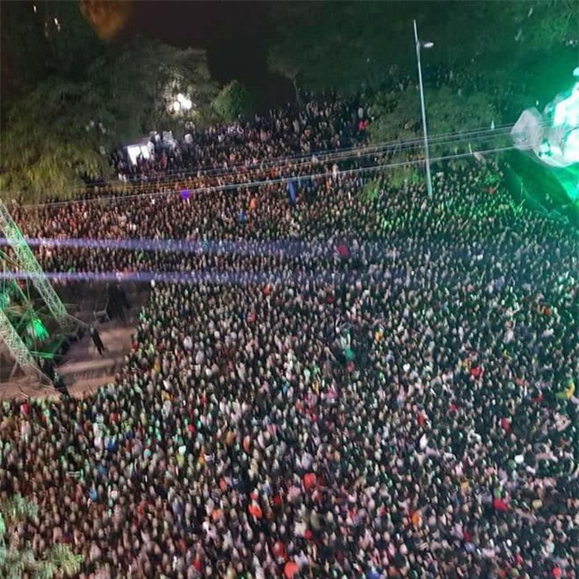 Clip: Thiếu nữ biểu diễn màn đứng trên đám đông nổi bật nhất đêm Countdown tại Hà Nội - Ảnh 2.