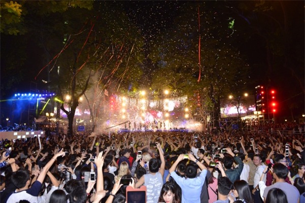 Đầu năm mới khán giả đã phải say rượu cùng Mỹ Tâm-1