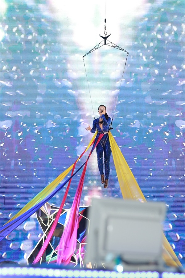 Đầu năm mới khán giả đã phải say rượu cùng Mỹ Tâm-6