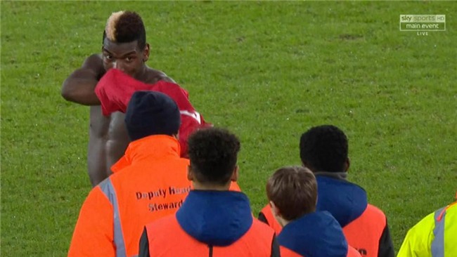 Cau be nhat bong xuc dong khoe mon qua cua Paul Pogba hinh anh 2