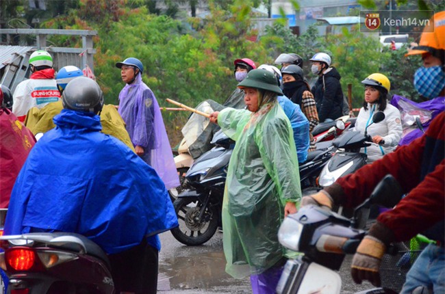 Người phụ nữ 63 tuổi bất chấp trời mưa rét để điều tiết giao thông: Nhiều lần tôi bị chửi bới, đe dọa - Ảnh 8.