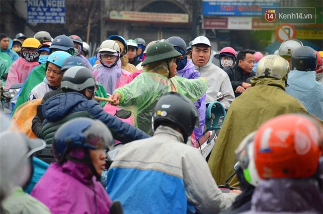 Người phụ nữ 63 tuổi bất chấp trời mưa rét để điều tiết giao thông: Nhiều lần tôi bị chửi bới, đe dọa - Ảnh 6.