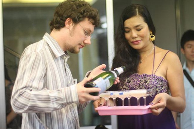 duong tinh my nhan chuyen gioi: nguoi 4 doi chong, ke hanh phuc ben "phi cong tre" hinh anh 15