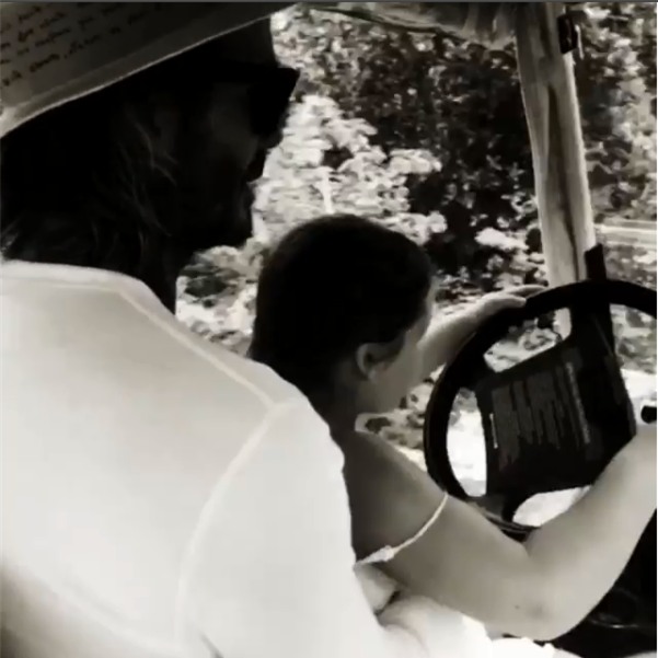 Vợ chồng David Beckham lại bị chỉ trích vì để con gái 6 tuổi lái xe trong sân golf  - Ảnh 3.