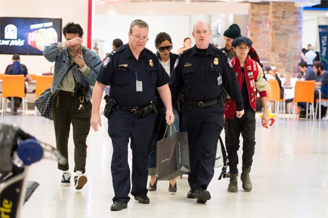 Vợ chồng David Beckham lại bị chỉ trích vì để con gái 6 tuổi lái xe trong sân golf  - Ảnh 4.