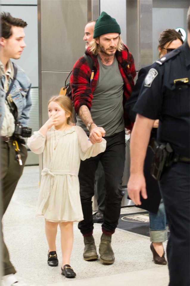 Vợ chồng David Beckham lại bị chỉ trích vì để con gái 6 tuổi lái xe trong sân golf  - Ảnh 5.