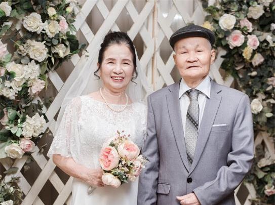 Ông bà anh 50 năm vẫn nắm tay tình tứ khiến cộng đồng mạng xuýt xoa ngưỡng mộ - Ảnh 1.