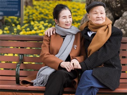 Ông bà anh 50 năm vẫn nắm tay tình tứ khiến cộng đồng mạng xuýt xoa ngưỡng mộ - Ảnh 9.