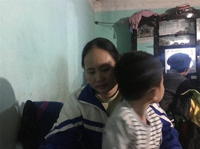 Người mẹ trong vụ bé gái khóc thét khi mẹ quay về đón sau 6 năm: Tôi đòi lại con vì chồng giao bé cho hàng xóm nuôi - Ảnh 1.