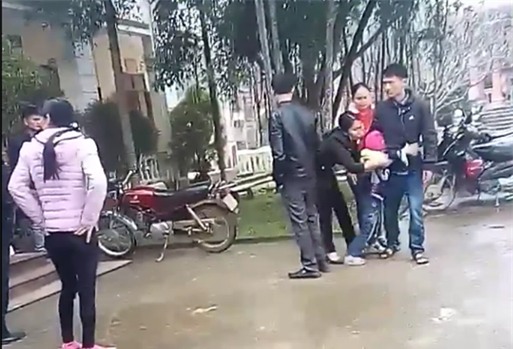 Người mẹ trong vụ bé gái khóc thét khi mẹ quay về đón sau 6 năm: Tôi đòi lại con vì chồng giao bé cho hàng xóm nuôi - Ảnh 2.