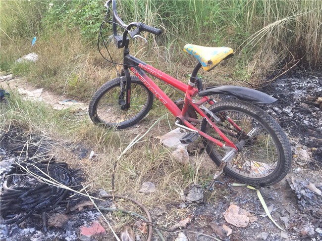 Vụ thi thể người đàn ông cháy đen tại bãi đất trống: Trước khi tử vong, nạn nhân có nhiều biểu hiện bất thường - Ảnh 2.