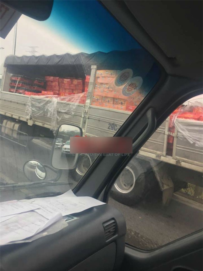 Xe chở Coca gặp nạn trên cao tốc, nhiều người đổ xô ra hôi của - Ảnh 1.