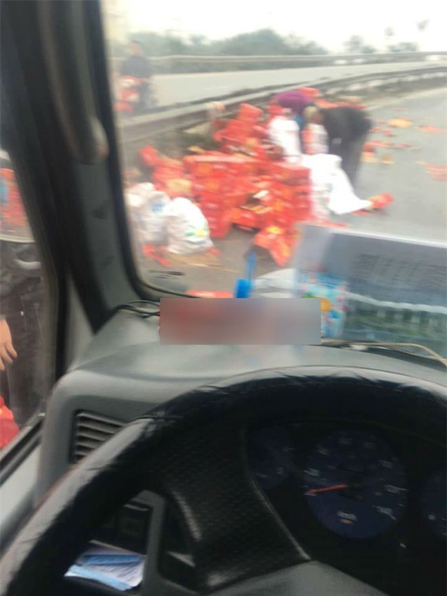 Xe chở Coca gặp nạn trên cao tốc, nhiều người đổ xô ra hôi của - Ảnh 3.