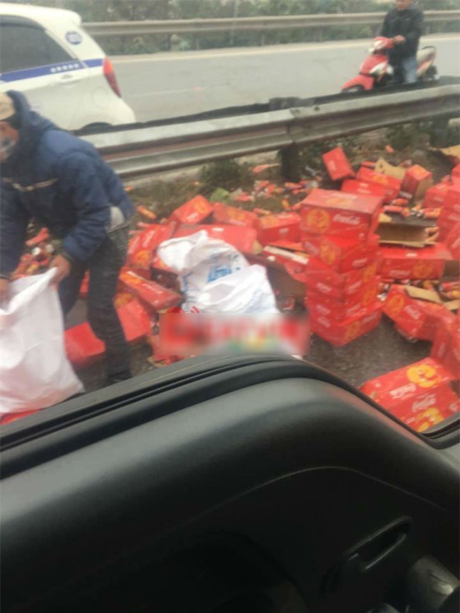 Xe chở Coca gặp nạn trên cao tốc, nhiều người đổ xô ra hôi của - Ảnh 4.