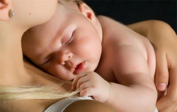 Cứ tưởng mẹ chồng nhiều kinh nghiệm, nào ngờ cách bà chăm cháu khiến y tá cũng phải sợ - Ảnh 1.