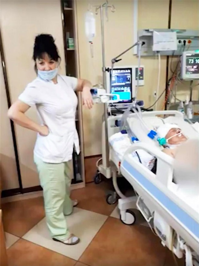 nu y ta nga choi dua voi noi tang benh nhan gay phan no hinh anh 1