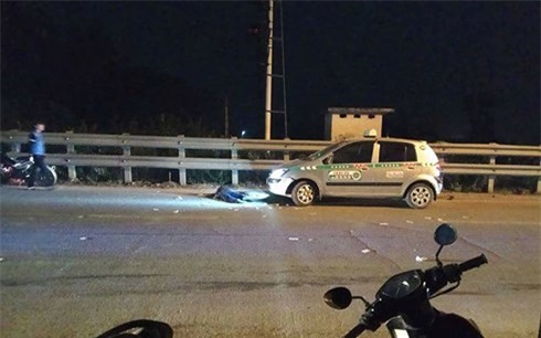Sau va chạm, đôi nam nữ dựng xe vào lề đường lại bị taxi đâm tử vong - Ảnh 1.