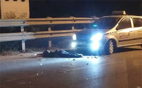 Sau va chạm, đôi nam nữ dựng xe vào lề đường lại bị taxi đâm tử vong - Ảnh 2.