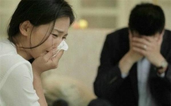 khoc cạn nuoc mat ỏ nhà chòng trong tet duong lich - 1