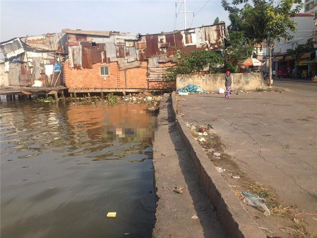 Đi vớt rác, nhóm công nhân bất ngờ phát hiện thi thể người đàn ông phân hủy trôi kênh ở Sài Gòn - Ảnh 1.