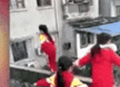 3 cô bé liều mạng đi trên bờ tường hẹp, cao gần 20 m