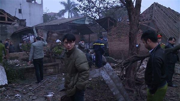 no lon o bac ninh luc rang sang khien 2 chau be tu vong, nhieu nguoi bi vui lap - 1