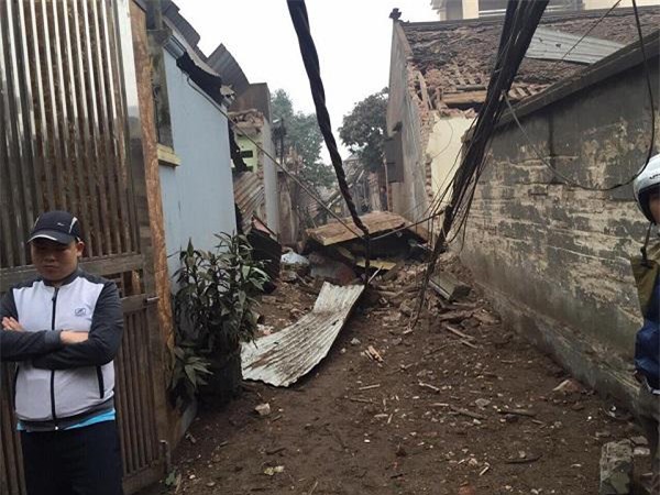 no lon o bac ninh luc rang sang khien 2 chau be tu vong, nhieu nguoi bi vui lap - 2