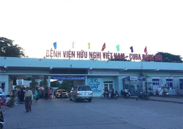 bi me chong tat axit vao nguoi, con dau nhap vien cap cuu, bong 2 mat - 1