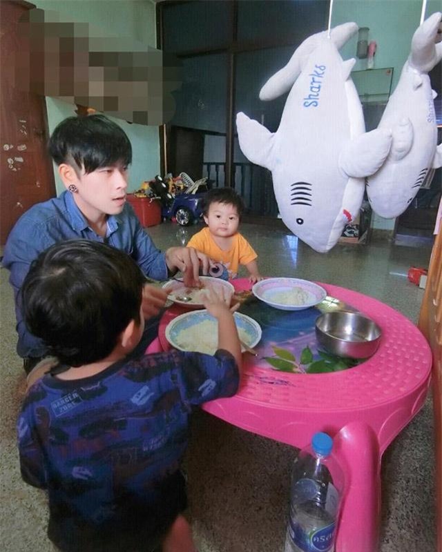 lam du tro de con vui, ong bo dien trai thai lan duoc dan mang khen nuc no - 16