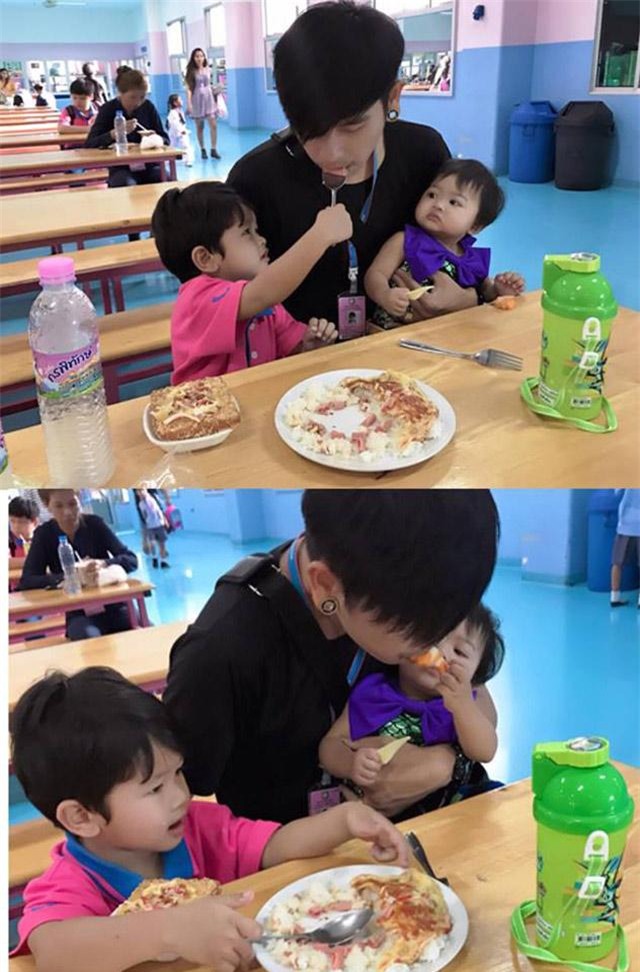 lam du tro de con vui, ong bo dien trai thai lan duoc dan mang khen nuc no - 17