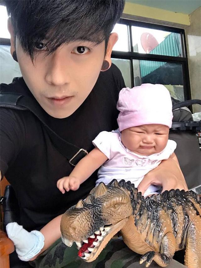 lam du tro de con vui, ong bo dien trai thai lan duoc dan mang khen nuc no - 5