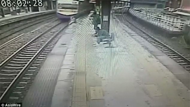 Ngã xuống đường ray ngay trước mũi tàu, cụ ông 70 tuổi khiến hành khách thở phào khi sống sót đầy kỳ tích - Ảnh 2.