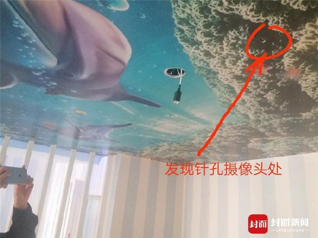 Vào nhà nghỉ qua đêm, cặp tình nhân không thể ngờ lại tìm thấy máy quay lén trên trần nhà - Ảnh 1.