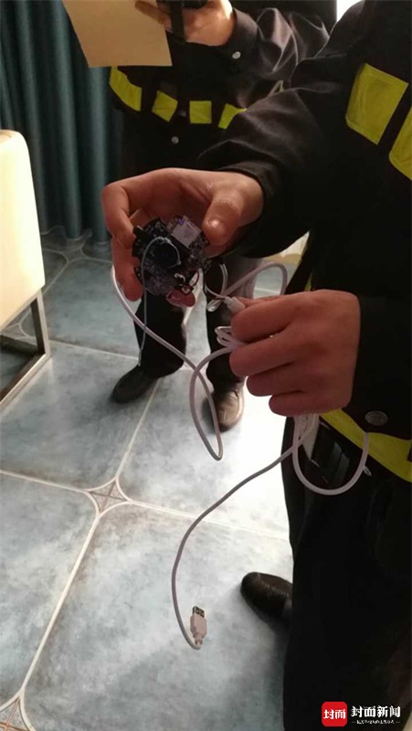 Vào nhà nghỉ qua đêm, cặp tình nhân không thể ngờ lại tìm thấy máy quay lén trên trần nhà - Ảnh 3.