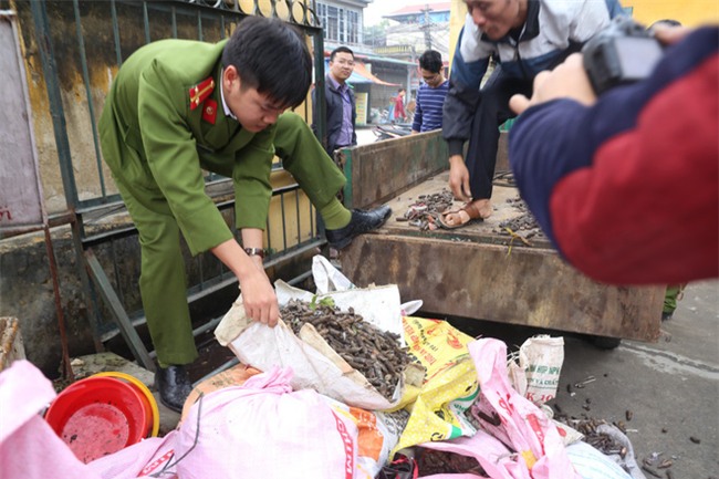Vụ nổ ở Bắc Ninh: Đạn phủ kín đường làng, đã thu gom được 500kg đầu đạn