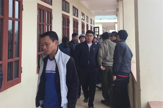 Nữ sinh lớp 7 dùng khăng quàng đỏ treo cổ tự tử trong lớp học - Ảnh 2.