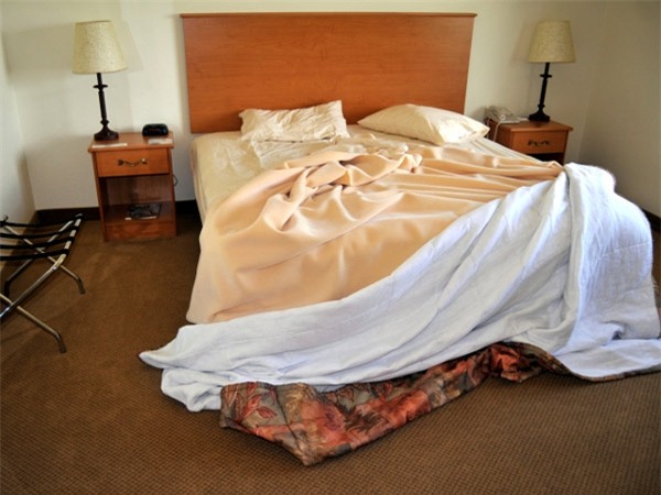 Nhiều cặp vợ chồng đã khai tử chuyện ngoại tình chỉ bằng một chiếc chăn