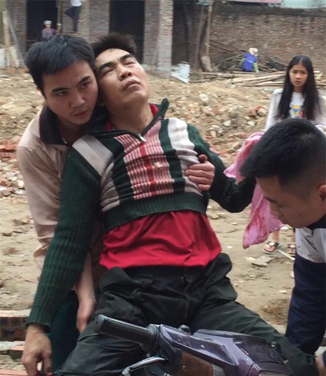 Người đ&#224;n &#244;ng bị nổ n&#225;t b&#224;n tay khi nhặt vỏ đạn sau vụ nổ kinh ho&#224;ng ở Bắc Ninh - Ảnh 1.